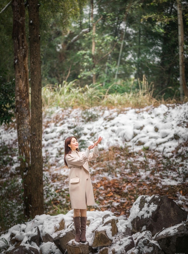 暖冬美女白色毛衣超短皮裙亮丽迷人