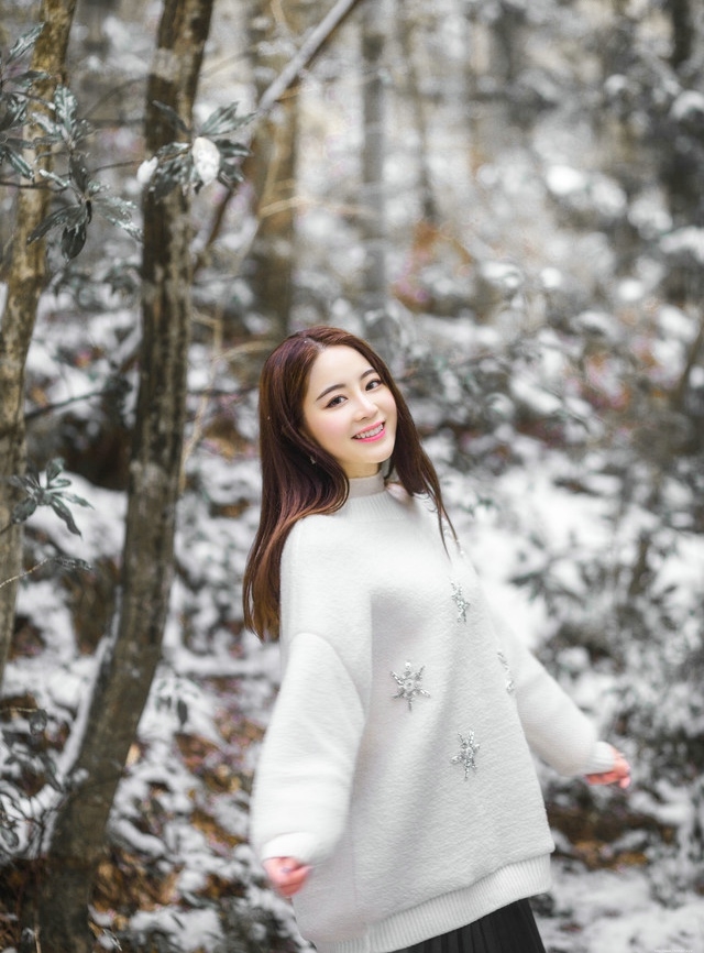 暖冬美女白色毛衣超短皮裙亮丽迷人