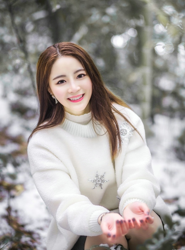 暖冬美女白色毛衣超短皮裙亮丽迷人