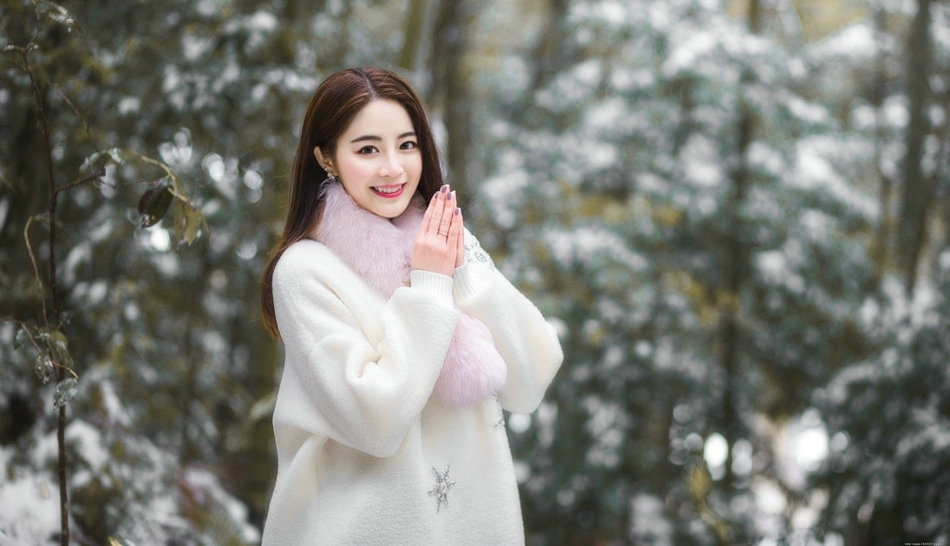 暖冬美女白色毛衣超短皮裙亮丽迷人