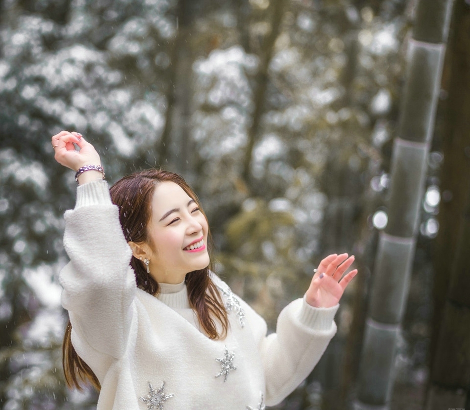 暖冬美女白色毛衣超短皮裙亮丽迷人