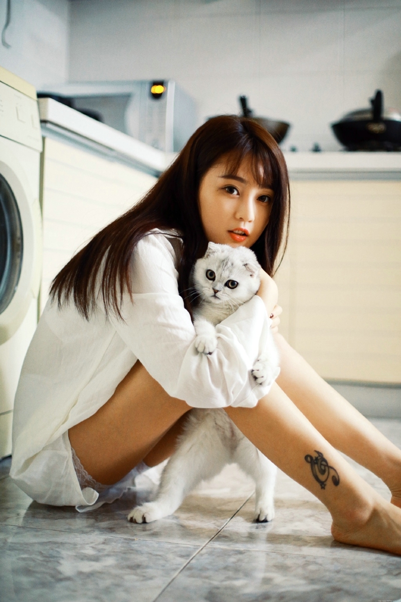 私房衬衫养眼妹子与猫咪相伴