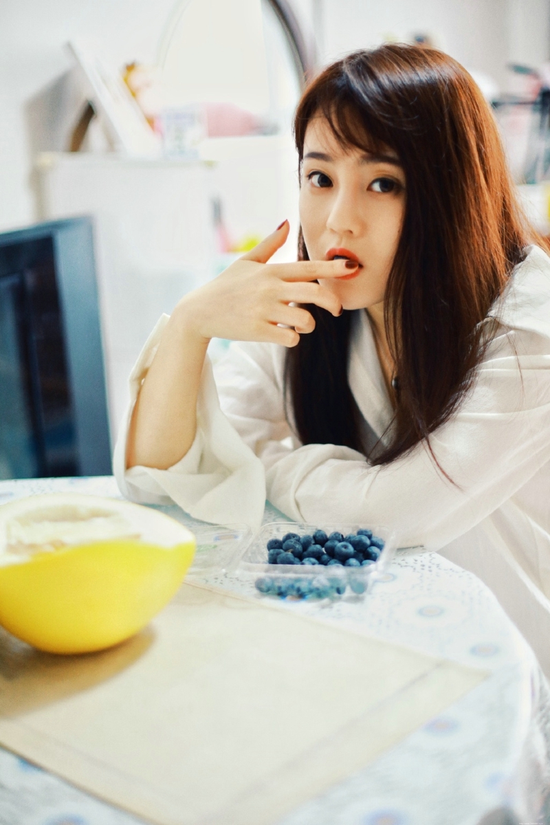 私房衬衫养眼妹子与猫咪相伴