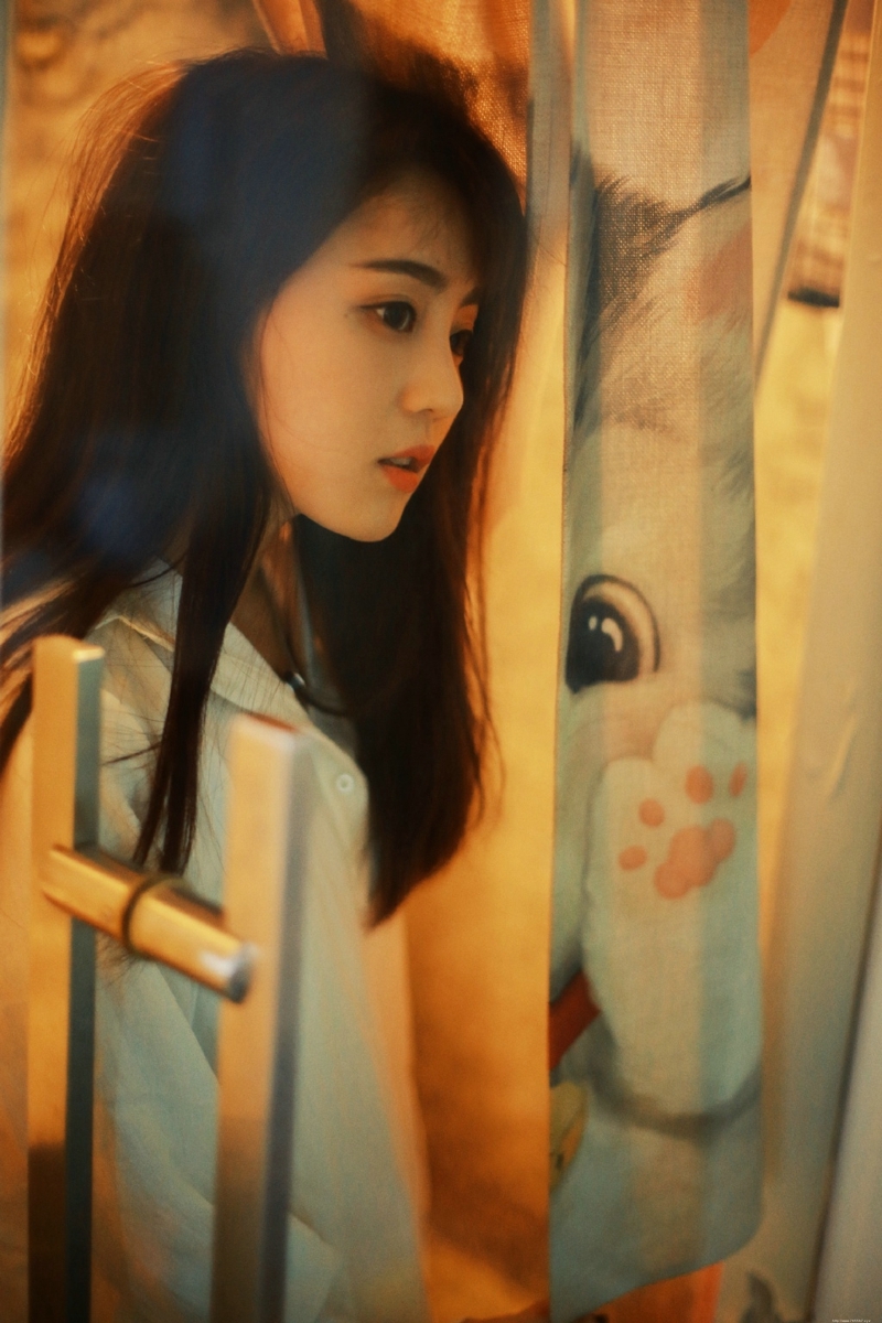 私房衬衫养眼妹子与猫咪相伴