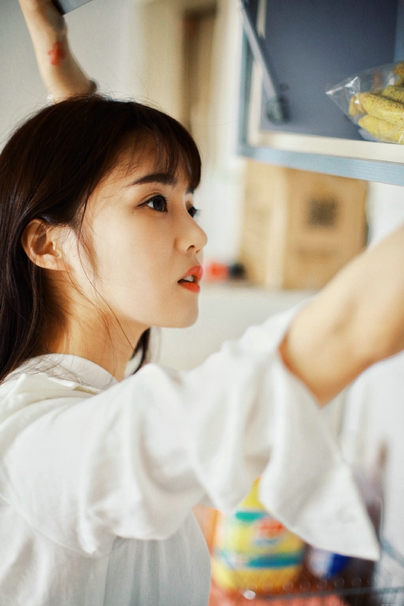 私房衬衫养眼妹子与猫咪相伴