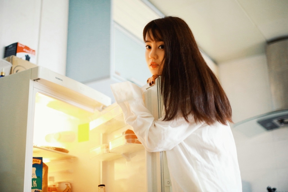 私房衬衫养眼妹子与猫咪相伴