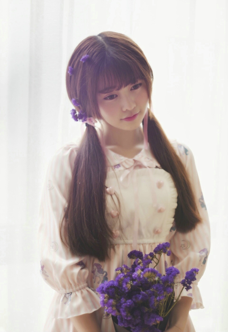 大眼萌妹子私房双马尾花束甜美娇小可人