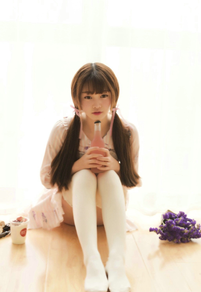 大眼萌妹子私房双马尾花束甜美娇小可人