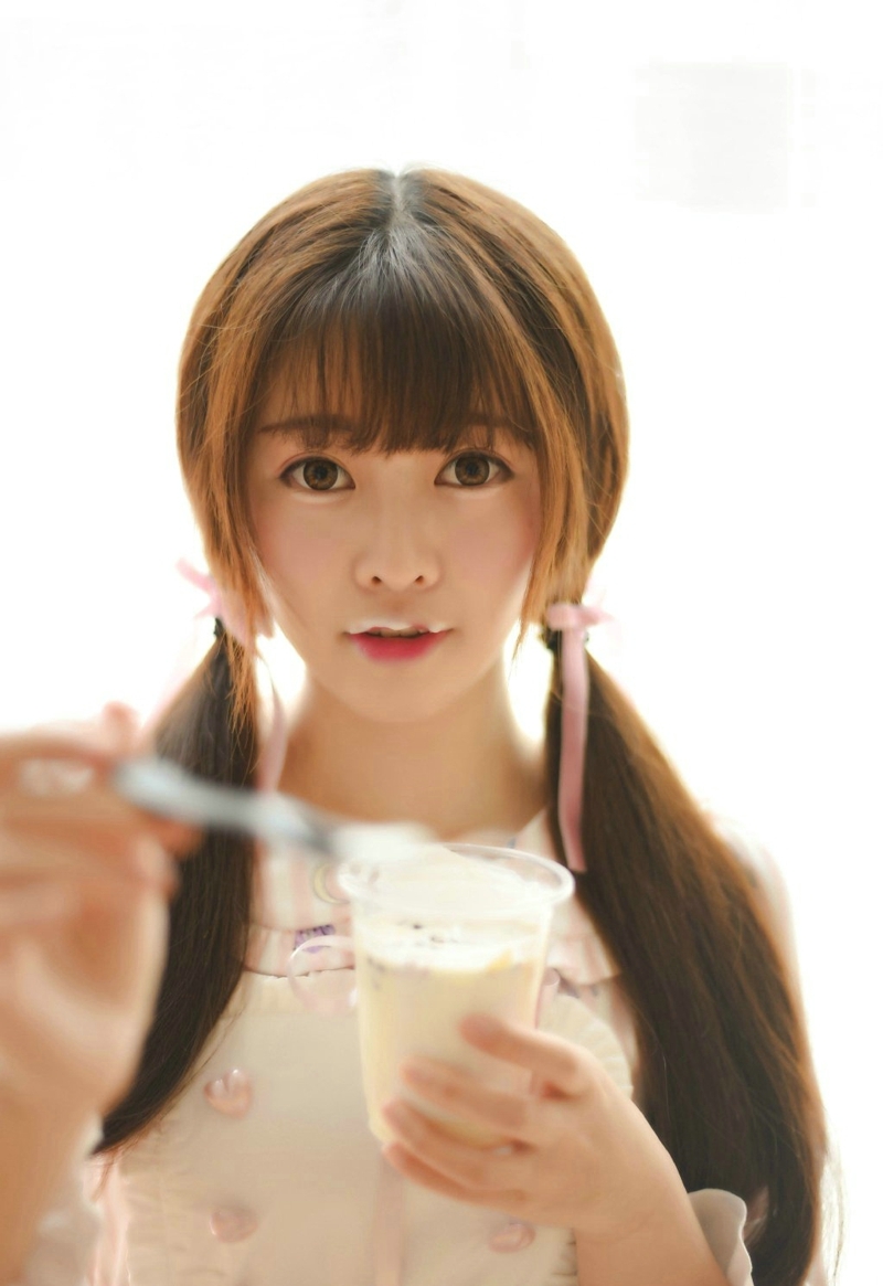 大眼萌妹子私房双马尾花束甜美娇小可人