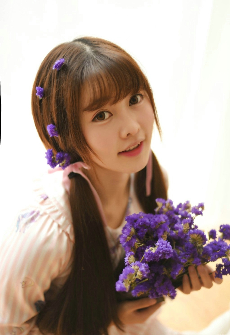 大眼萌妹子私房双马尾花束甜美娇小可人