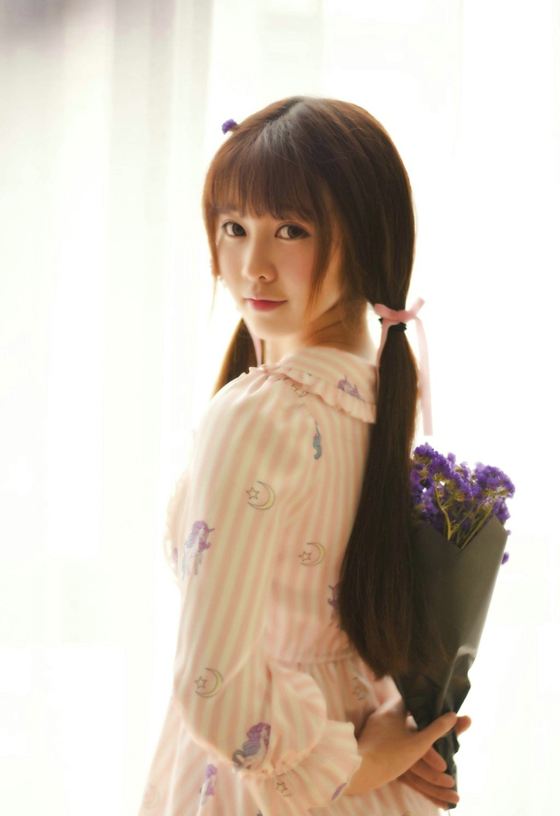 大眼萌妹子私房双马尾花束甜美娇小可人
