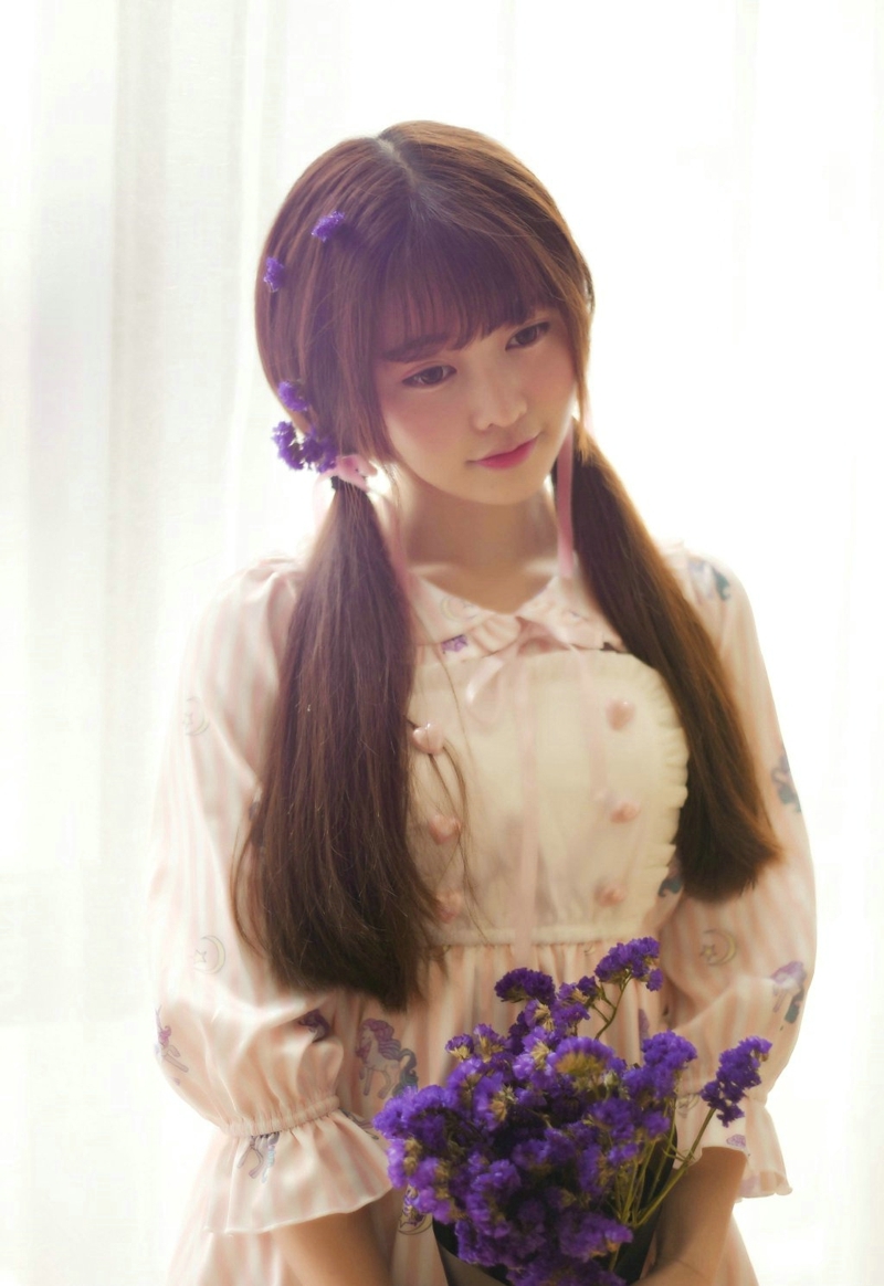 大眼萌妹子私房双马尾花束甜美娇小可人