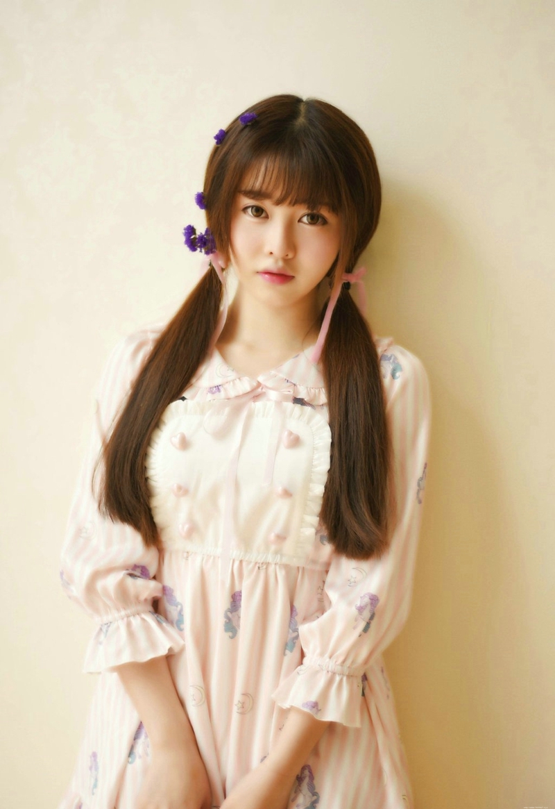 大眼萌妹子私房双马尾花束甜美娇小可人