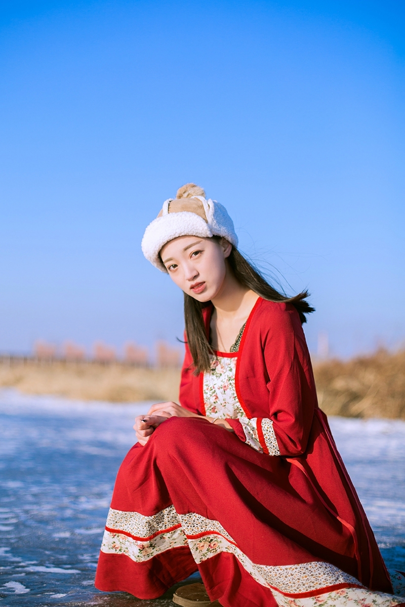 冬日暖阳下民族风红衣少女养眼写真