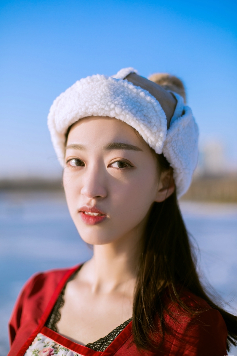 冬日暖阳下民族风红衣少女养眼写真