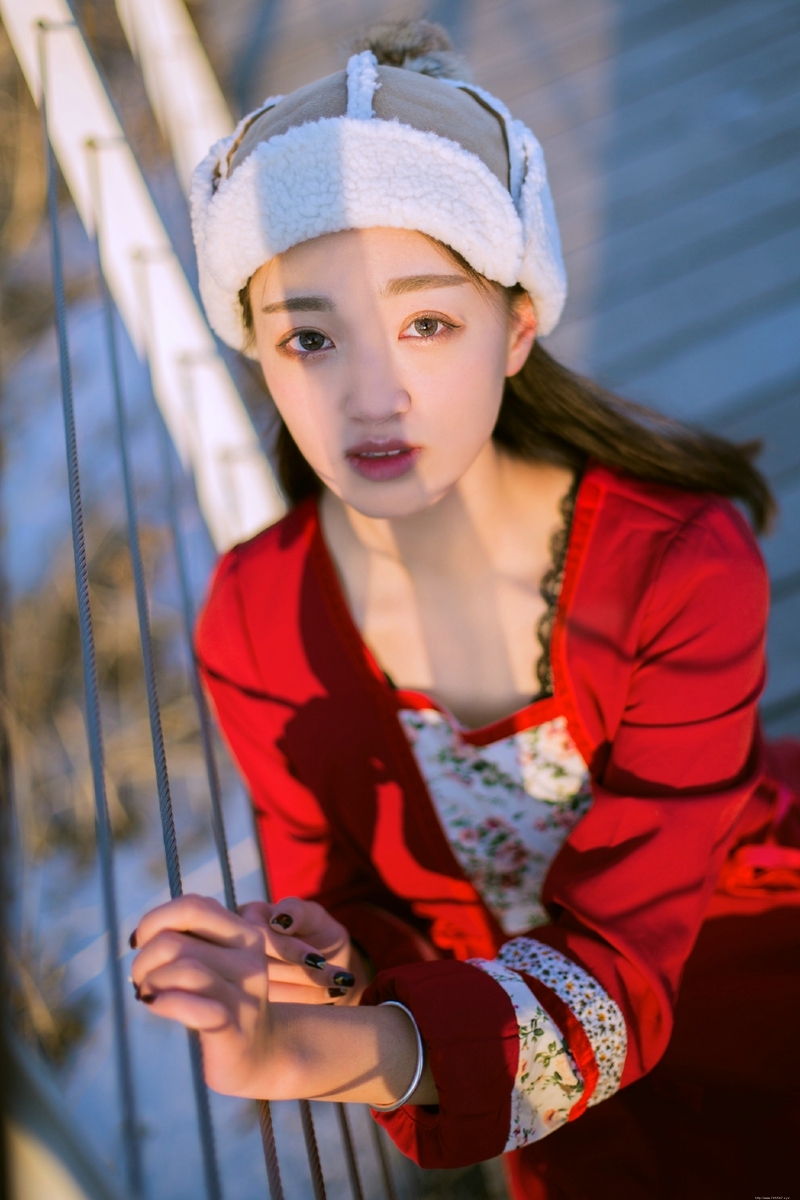 冬日暖阳下民族风红衣少女养眼写真