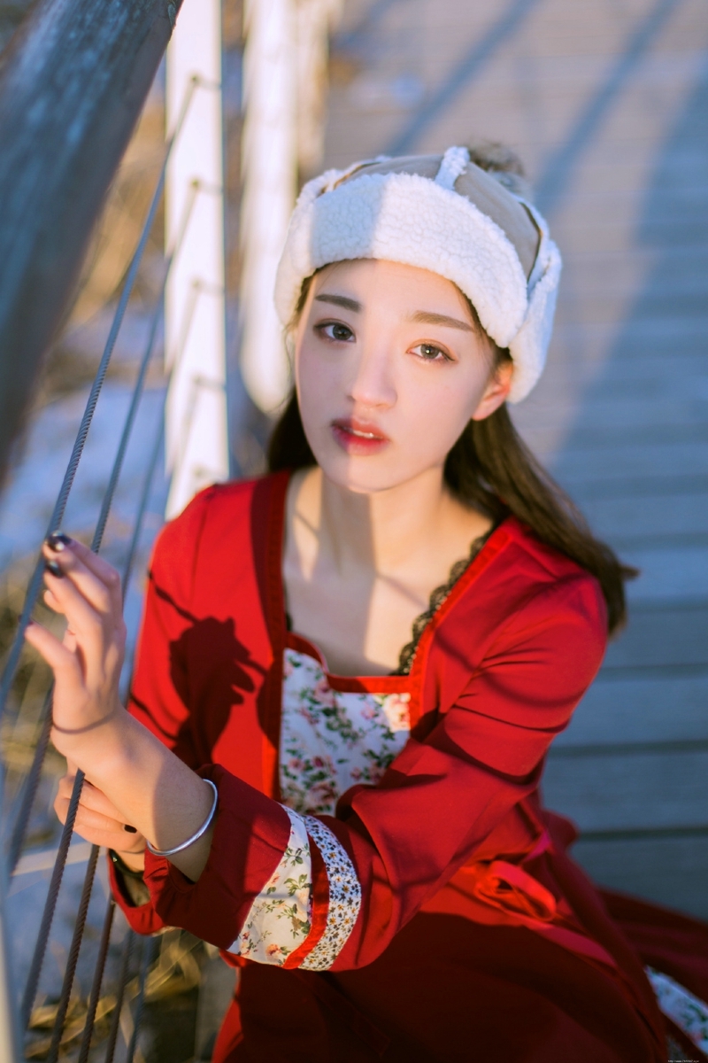 冬日暖阳下民族风红衣少女养眼写真