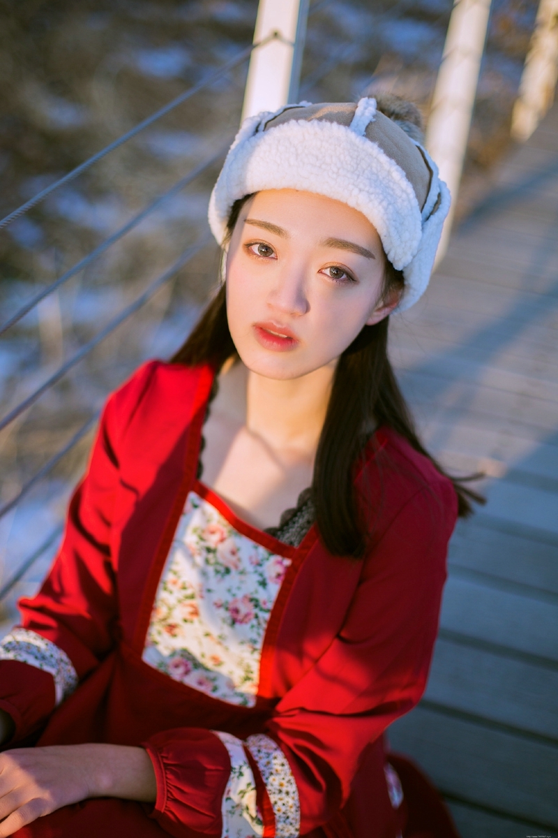 冬日暖阳下民族风红衣少女养眼写真