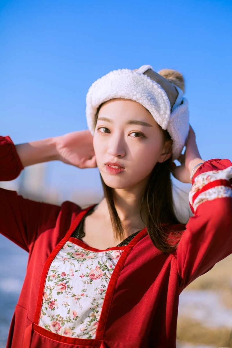 冬日暖阳下民族风红衣少女养眼写真