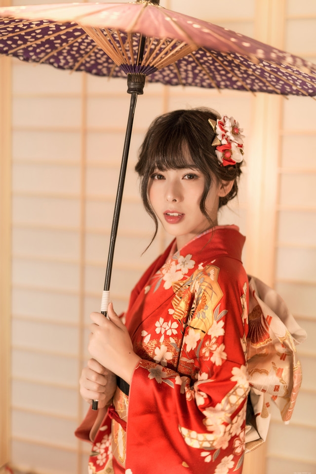日本和服美女室内撑伞迷人的红唇