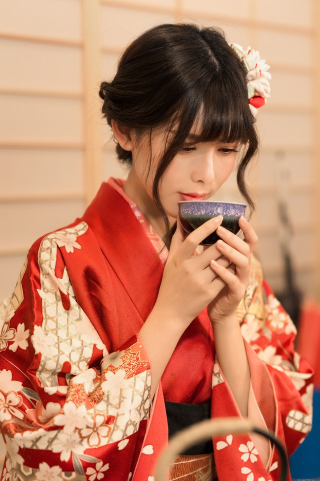 日本和服美女室内撑伞迷人的红唇