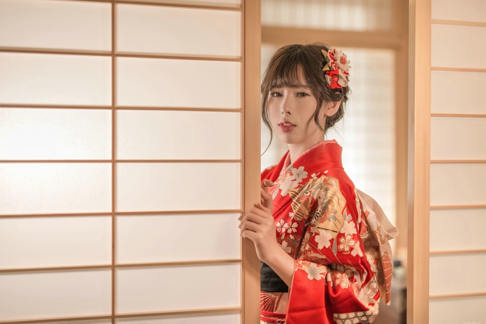 日本和服美女室内撑伞迷人的红唇