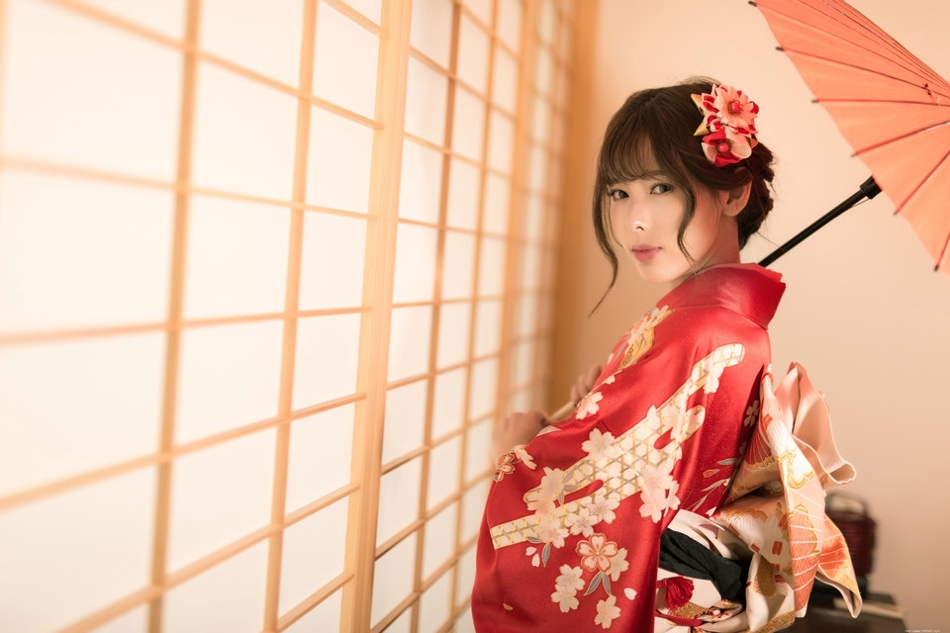 日本和服美女室内撑伞迷人的红唇