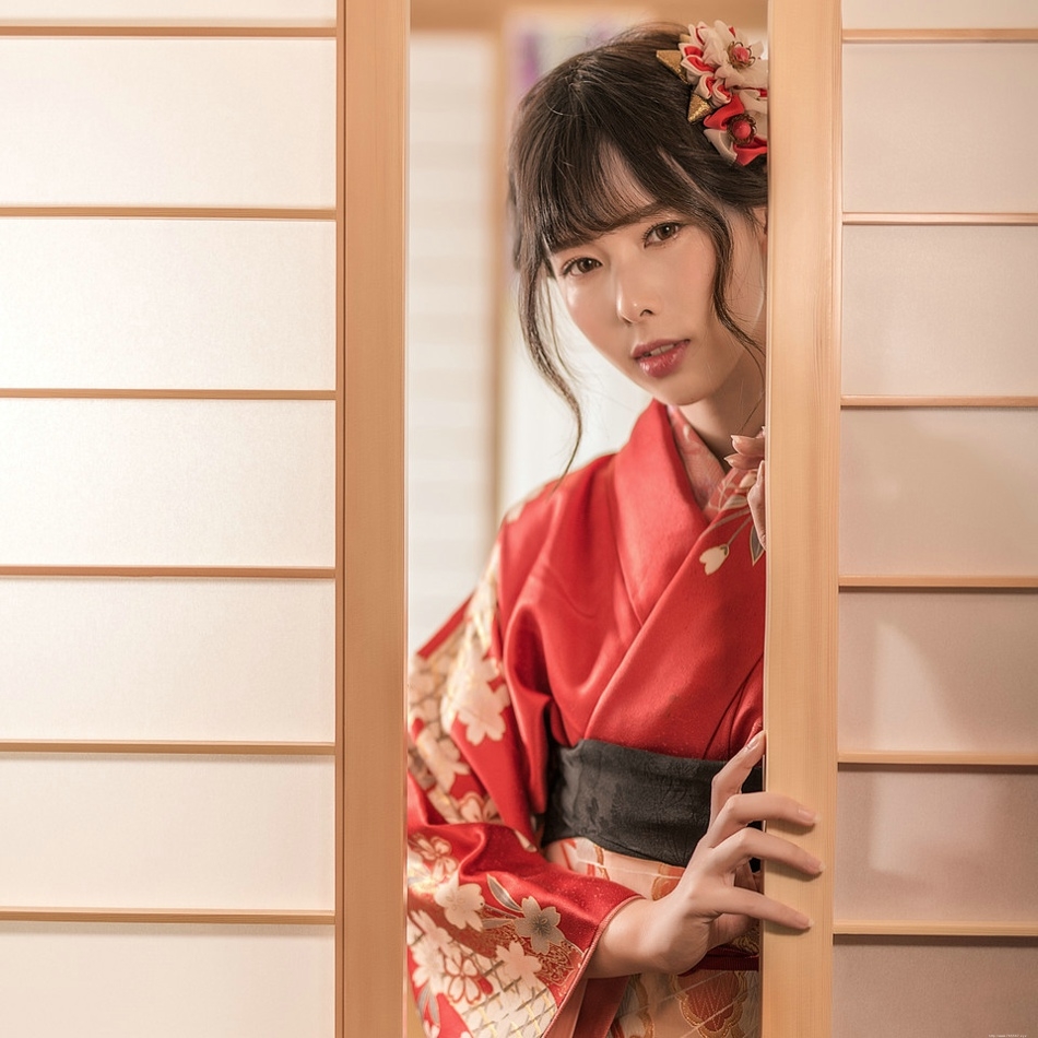 日本和服美女室内撑伞迷人的红唇