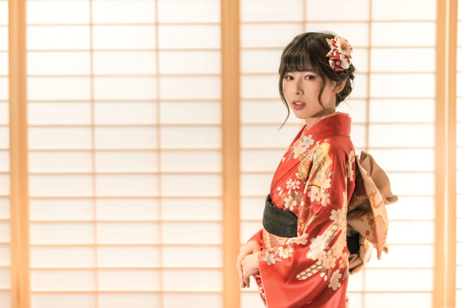 日本和服美女室内撑伞迷人的红唇