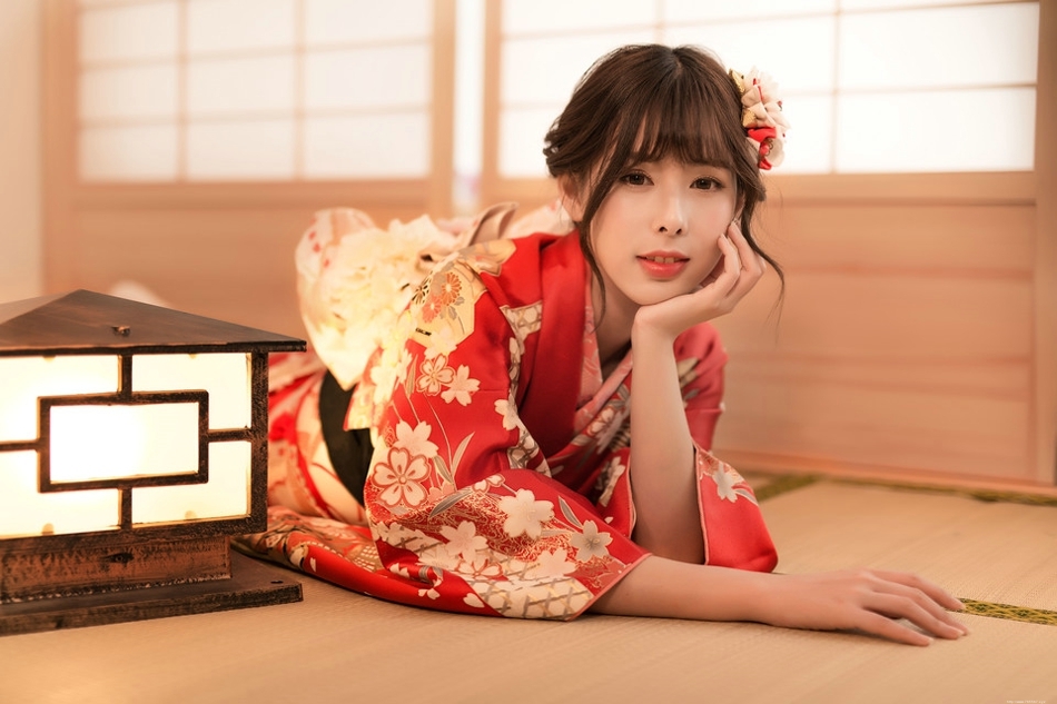 日本和服美女室内撑伞迷人的红唇