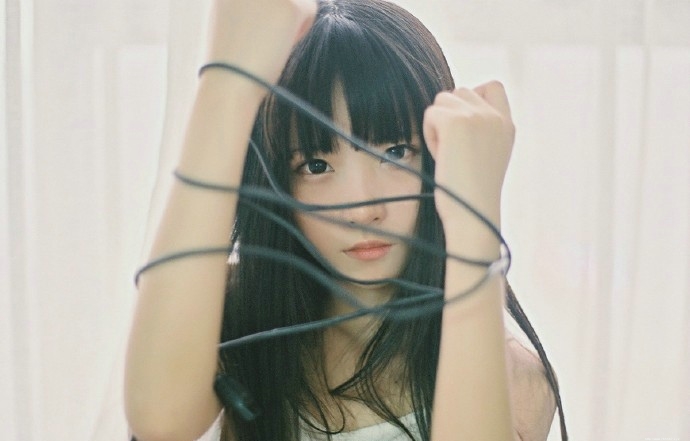 私房慵懒玩游戏的少女阳光居家假日时光