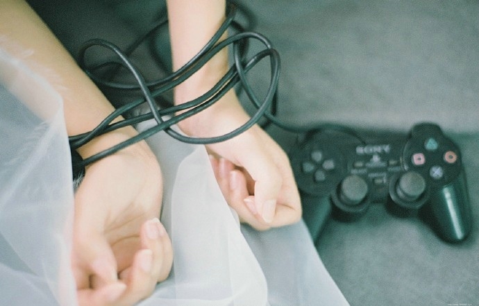 私房慵懒玩游戏的少女阳光居家假日时光