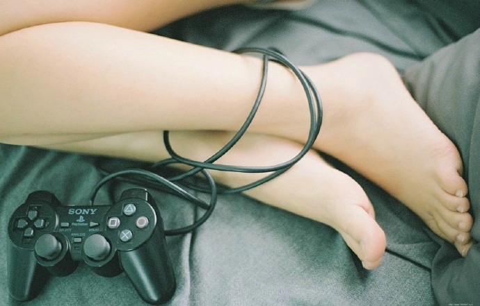 私房慵懒玩游戏的少女阳光居家假日时光