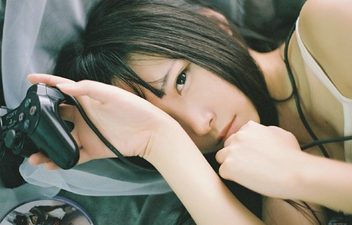 私房慵懒玩游戏的少女阳光居家假日时光