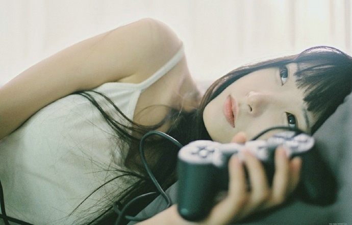 私房慵懒玩游戏的少女阳光居家假日时光