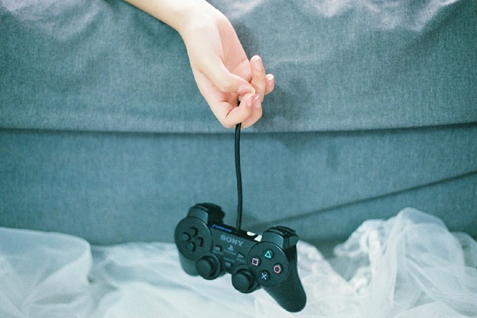 私房慵懒玩游戏的少女阳光居家假日时光