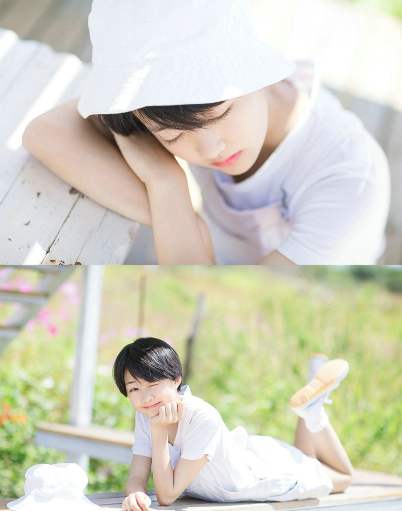 蓝天白云下的短发娇小妹子可爱玲珑