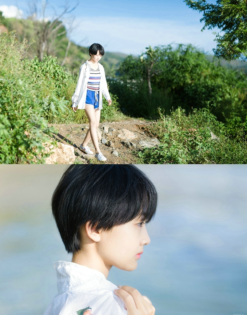 蓝天白云下的短发娇小妹子可爱玲珑