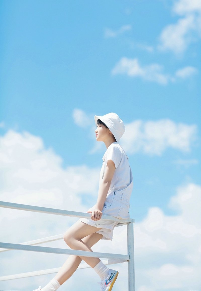 蓝天白云下的短发娇小妹子可爱玲珑