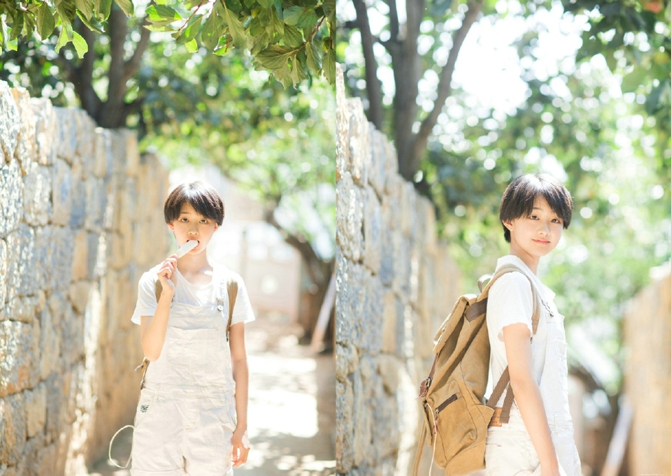 蓝天白云下的短发娇小妹子可爱玲珑