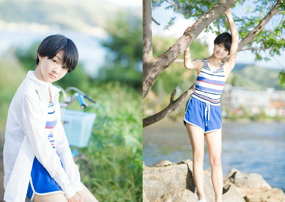 蓝天白云下的短发娇小妹子可爱玲珑