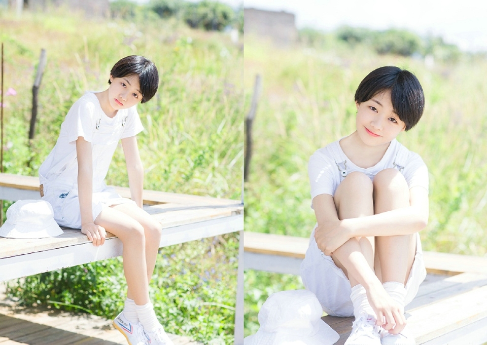 蓝天白云下的短发娇小妹子可爱玲珑