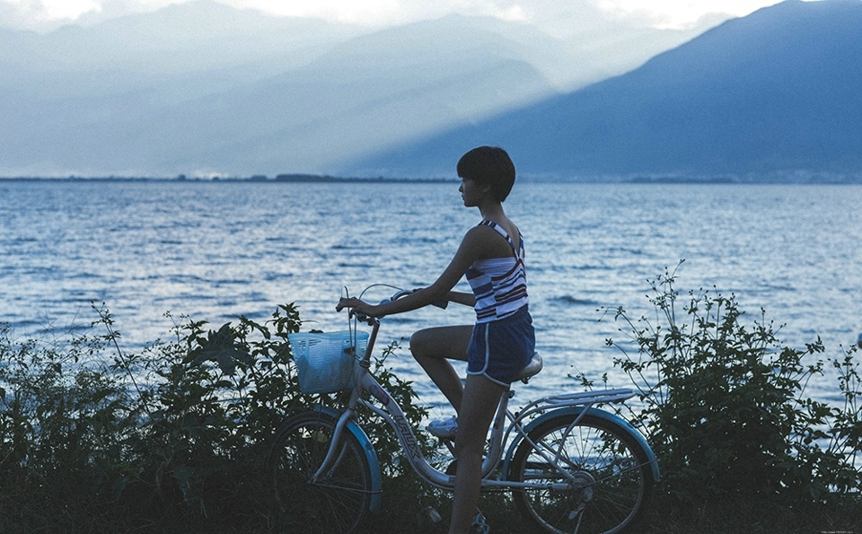 蓝天白云下的短发娇小妹子可爱玲珑