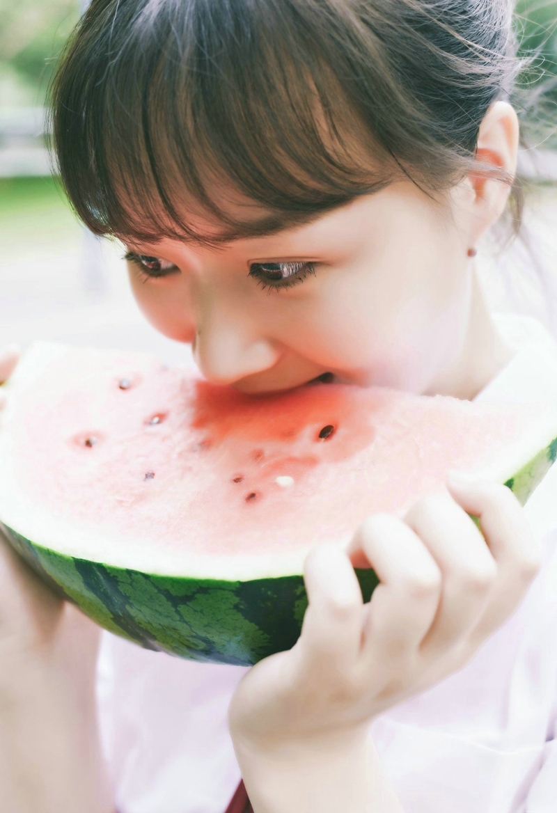 可爱圆脸校服少女马尾纯真可人