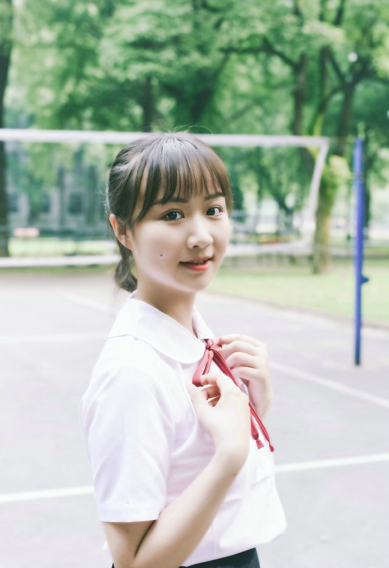 可爱圆脸校服少女马尾纯真可人