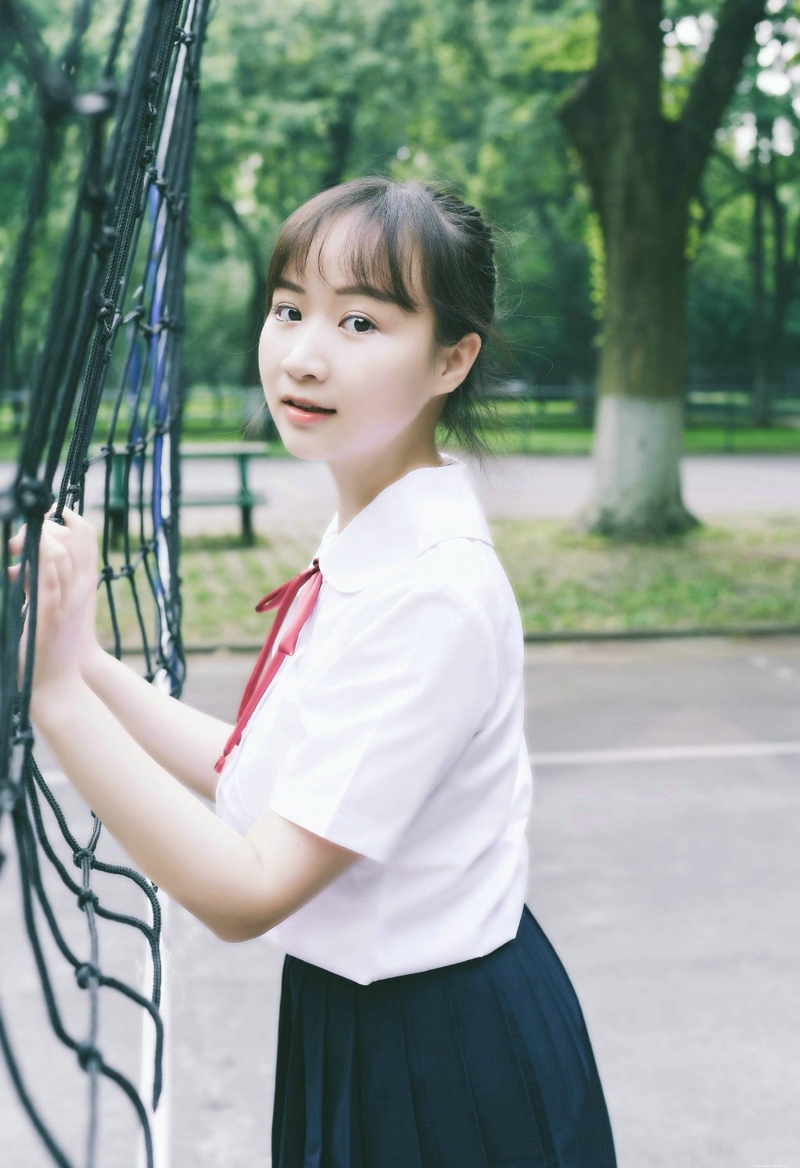 可爱圆脸校服少女马尾纯真可人