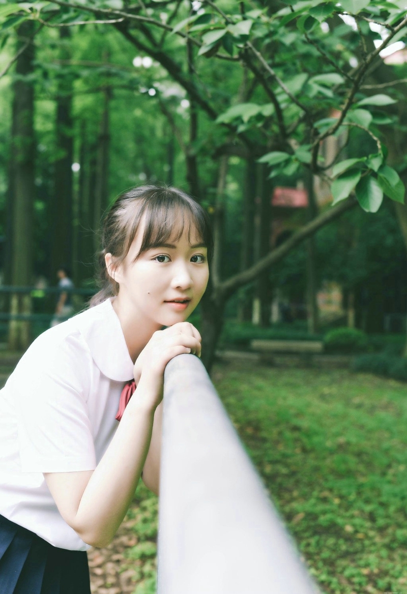 可爱圆脸校服少女马尾纯真可人