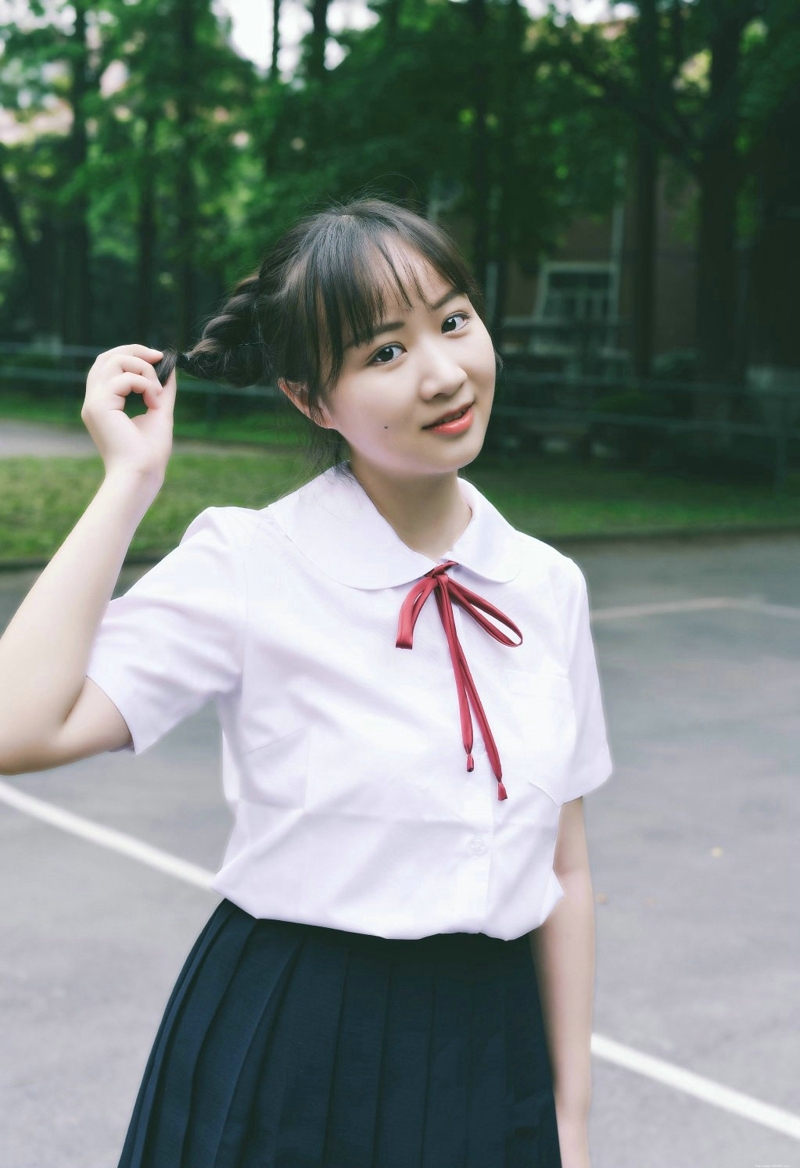 可爱圆脸校服少女马尾纯真可人