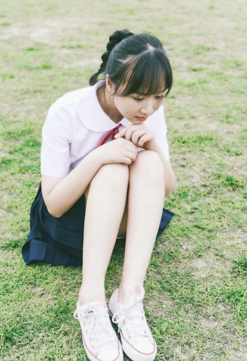 可爱圆脸校服少女马尾纯真可人