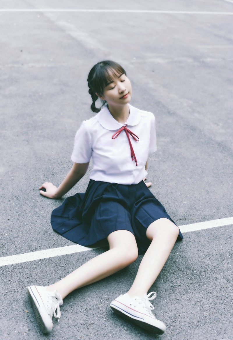 可爱圆脸校服少女马尾纯真可人